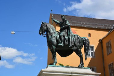 Regensburg, Bavyera, Almanya 2021.07.31: Almanya 'nın Bavyera kentindeki Bavyera Kralı I. Ludwig' in Binicilik heykeli