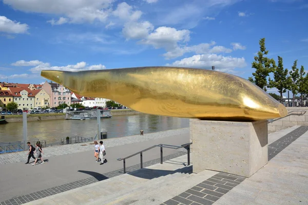 Ratisbona Baviera Alemania 2018 Escultura Moderna Con Siluro Goldener Waller — Foto de Stock