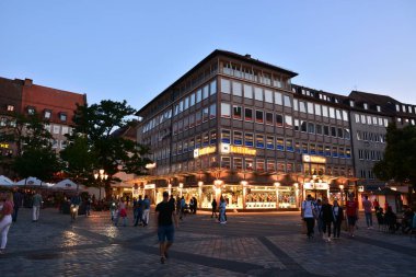 Nuremberg, Almanya 08.24.2021: Alacakaranlıkta tarihi binalarla sokak manzarası, Bavyera, Almanya