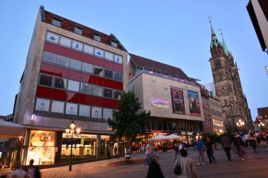 Nuremberg, Almanya 08.24.2021: Alacakaranlıkta tarihi binalarla sokak manzarası, Bavyera, Almanya