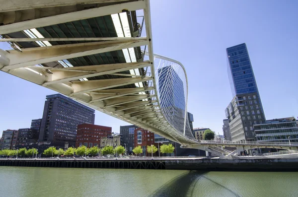 Bilbao, spanien - 16. mai 2014: zubizuri-brücke von santiago calatrava in bilbao, spanien, am 16. mai 2014. es ist eine moderne bogenbrücke, die über dem fluss nervin in bilbao hängt. lizenzfreie Stockbilder