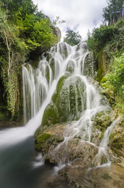 Hermosa tobera en cascada Fotos De Stock Sin Royalties Gratis