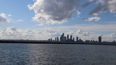 Toronto, Kanada 'daki Ontario Gölü' nün karşısındaki Sunnyside Sahili 'nden New Toronto manzarası