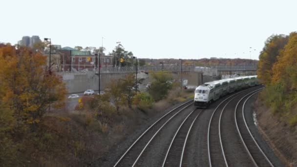 Toronto Kanada Bölgesel Halk Treni Köprünün Altından Geçiyor — Stok video