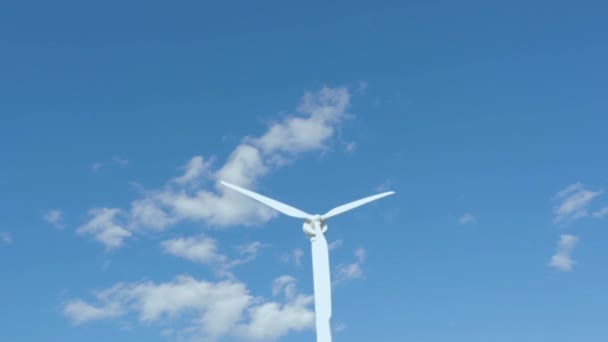 Estação Energia Eólica Com Fundo Céu Azul Claro Turbina Eólica — Vídeo de Stock