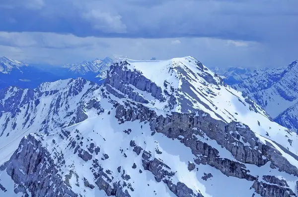 Bergblick aus dem Hubschrauber. — Stockfoto