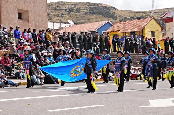 Mujeres vestidas con trajes nacionales . — Foto de Stock