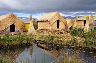 uros adalarda tatil evleri.