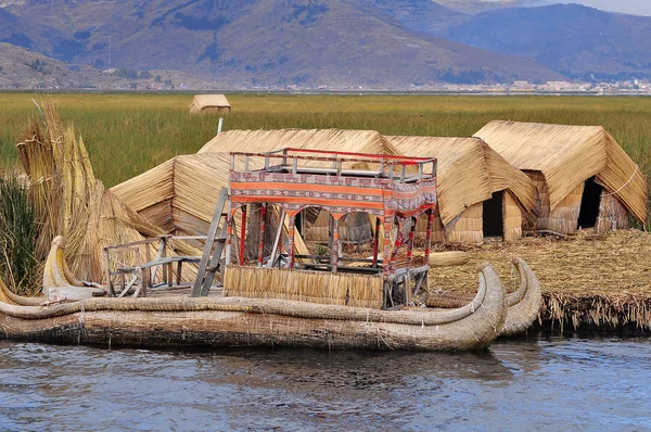 Küçük evler ve tekne ile Uros Adaları. — Stok fotoğraf