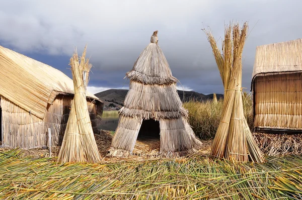 Small houses on Uros islands. — Stock Photo, Image