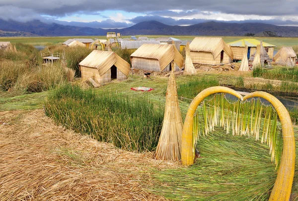 Small houses on Uros islands. — Stock Photo, Image