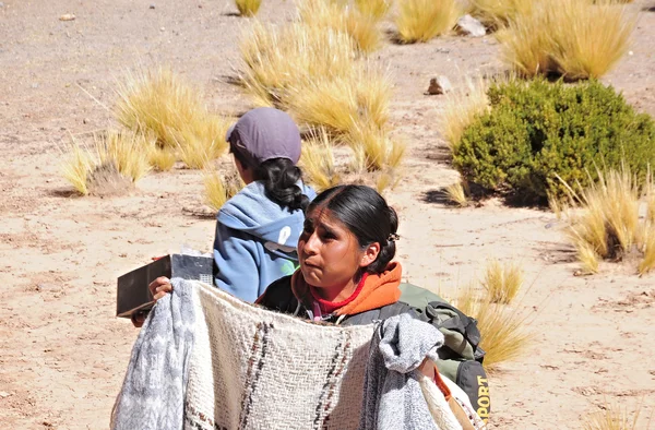 Mujer-indio vende ropa . — Foto de Stock