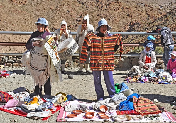 Gli indiani vendono vestiti e souvenir e suonano musica nazionale . — Foto Stock