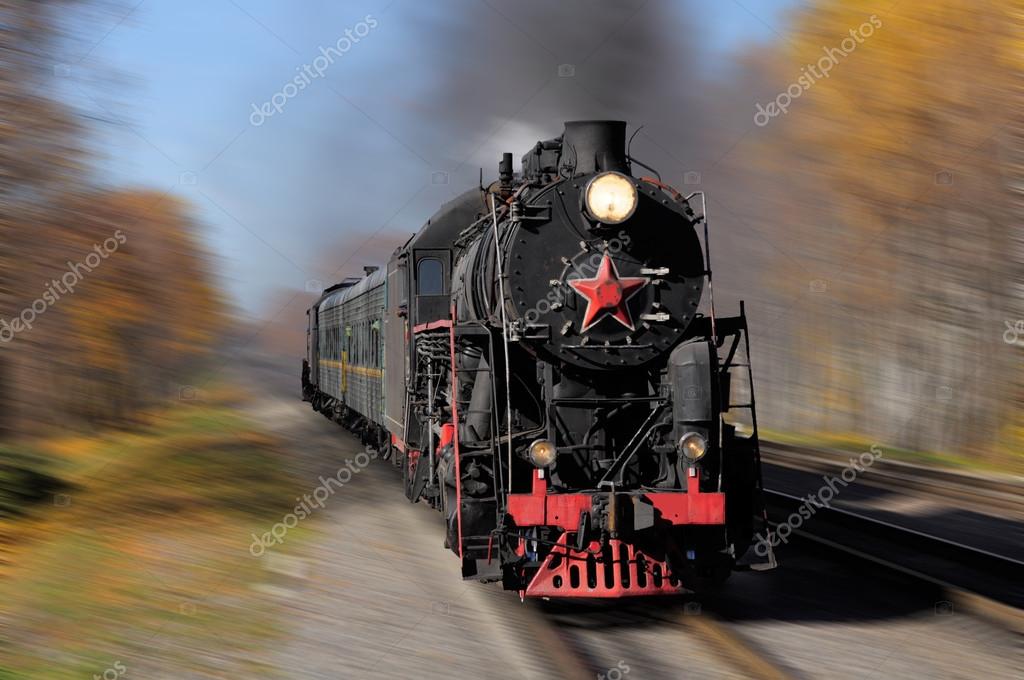 Паровой поезд едет быстро
. — стоковое фото
