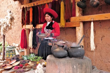 genç kadın gösterir ve giysi üretimi hakkında anlatıyor.