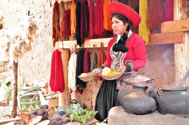 genç kadın gösterir ve giysi üretimi hakkında anlatıyor.