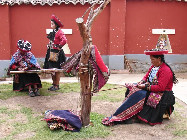 Vrouwen tonen procedé van vervaardiging van de kleding. — Stockfoto