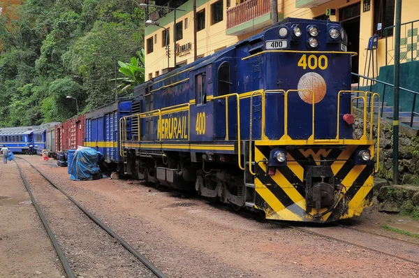 Tåget anländer till machu picchu pueblo station. — Stockfoto