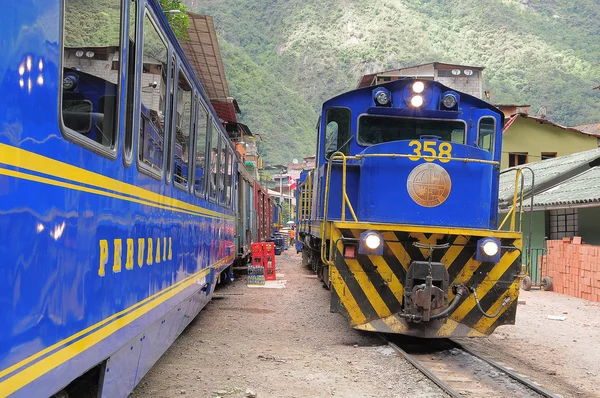 Поезд прибывает на станцию Мачу-Пикчу-Пуэбло . — стоковое фото