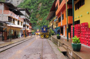 machu picchu pueblo istasyonu tren geldiğinde.