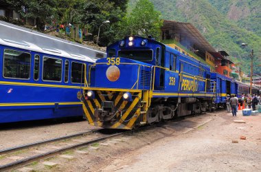 machu picchu pueblo istasyonu tren geldiğinde.