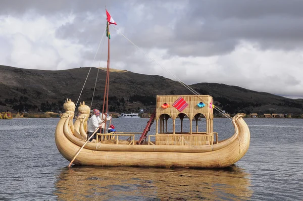 Indianer segeln mit dem handgefertigten Boot. — Stockfoto