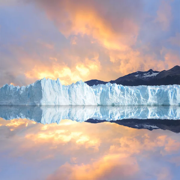 Sonnenuntergangshimmel über dem Gletscher. — Stockfoto