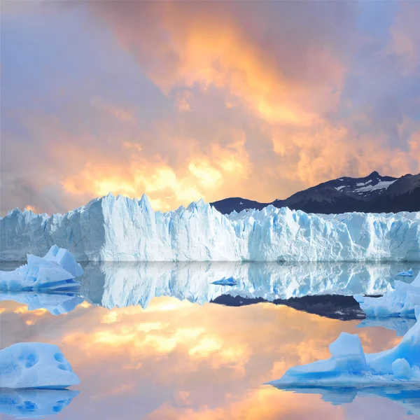 Solnedgång himlen ovanför glaciären. — Stockfoto