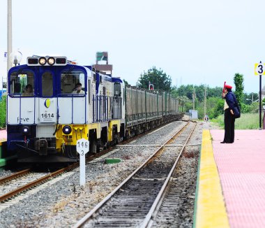 yük treni istasyonu görevli memur karşılar.