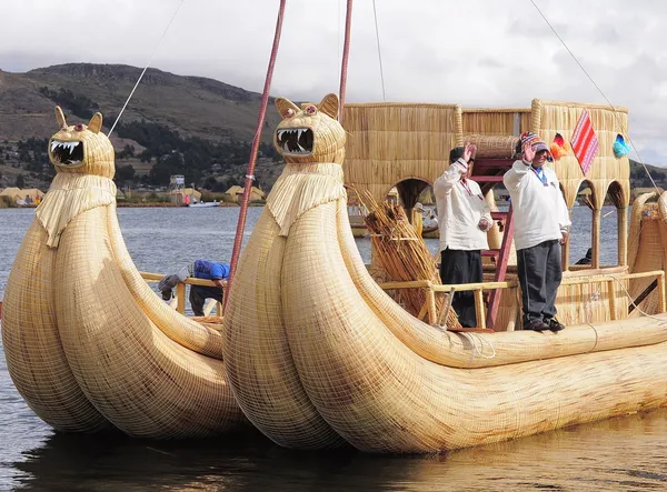 Indios navegan en barco . — Foto de Stock