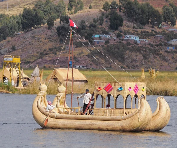 Indianer segeln mit dem Boot. — Stockfoto