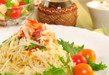 파스타, 치즈, 베이컨, 샐러드와 토마토.