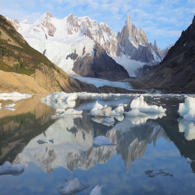 Laguna torre göl ve cerro torre dağ.
