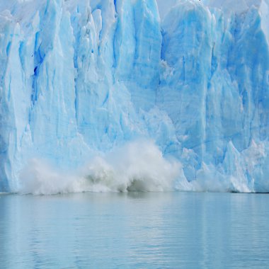 écrasement du glacier perito moreno.