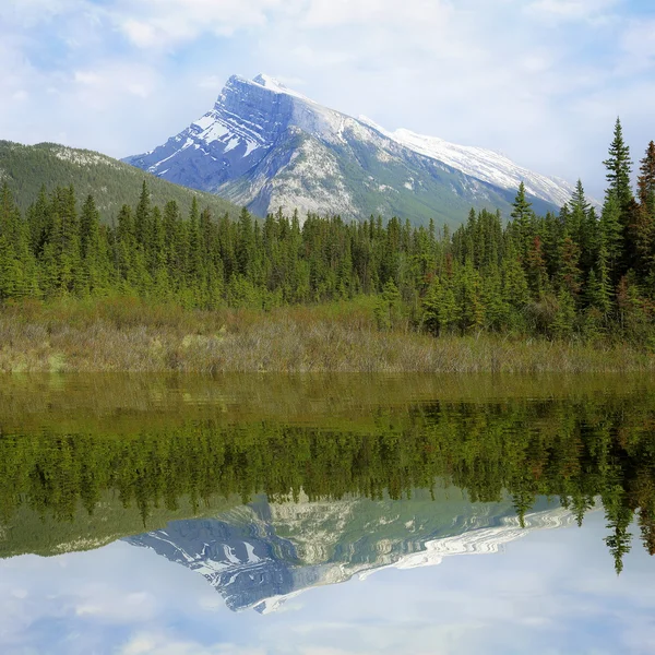 Rundle mountain and its reflection. — Stock Photo, Image