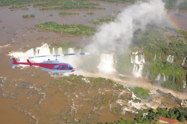 Helikopter uçuş yukarıda Iguazu falls.