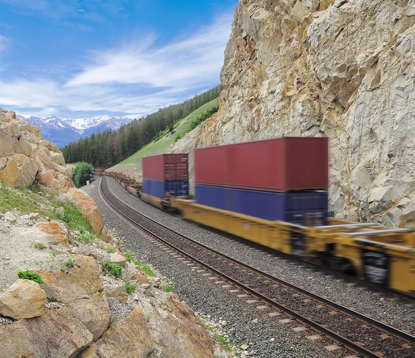 Comboio de carga em rockies canadenses . — Fotografia de Stock