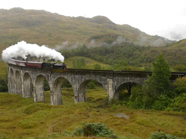 buharlı tren glenfinnan Viyadüğü üzerinde.