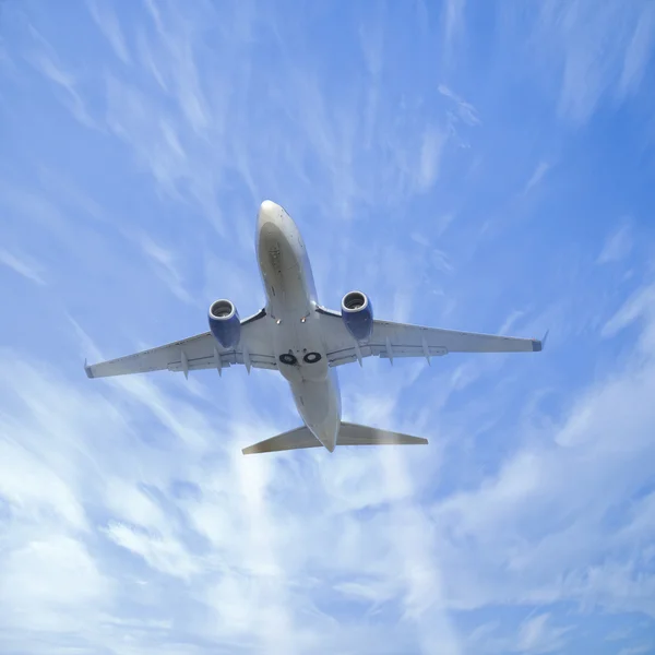 Flugzeug am Himmel. — Stockfoto