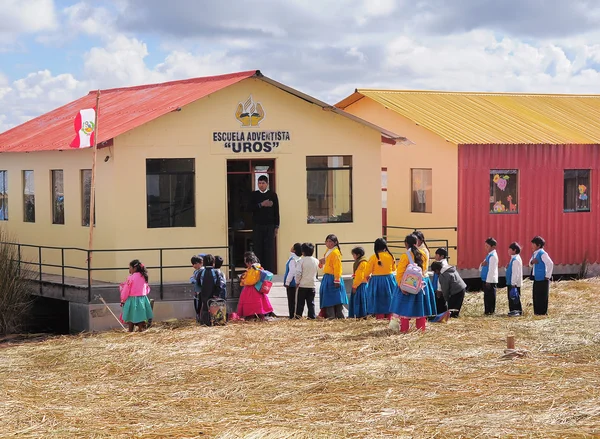 Grupo de niños no identificados y maestro . — Foto de Stock