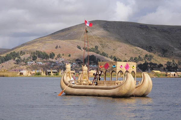 Indianer segeln mit dem Boot. Titicacasee. Peru. — Stockfoto