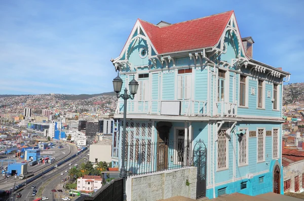 Antigua casa en el borde de la colina . — Foto de Stock