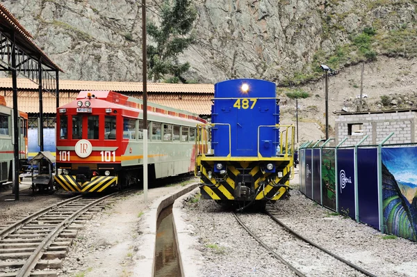 잉카 레일 및 perurail의 두 디젤 엔진 기관차. — 스톡 사진