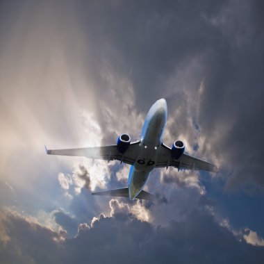 uçak fırtınalı gökyüzünde.