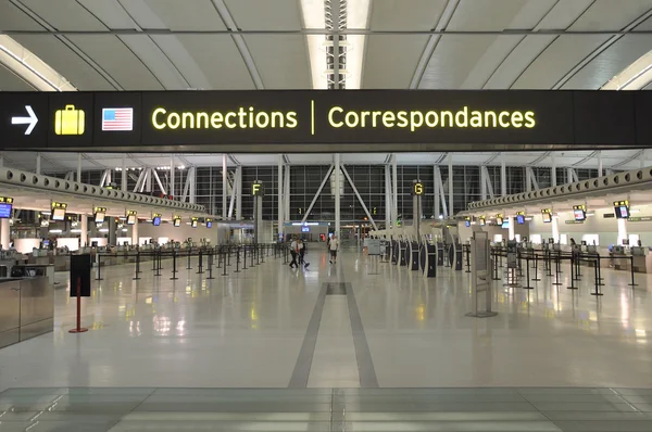 El área de check-in público con barreras de control de multitudes . — Foto de Stock