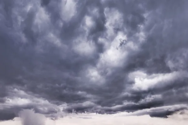 Dark storm clouds before rain. — Stock Photo, Image