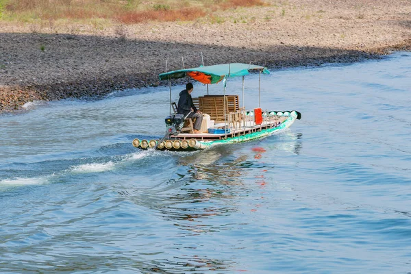 Adam Bambu Salında Yelken Açıyor Nehri Çin — Stok fotoğraf