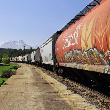 uzun yük treni.