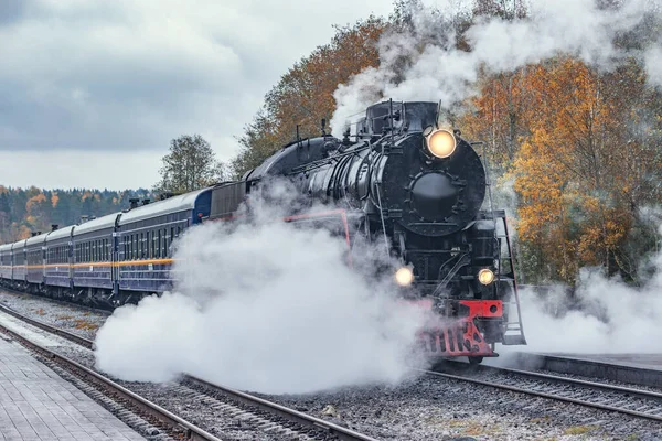 复古蒸汽列车在秋天的早上从车站开出 — 图库照片