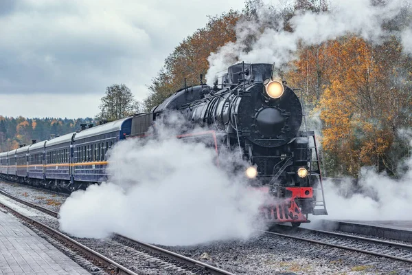 Retro Buhar Treni Sonbahar Sabahı Istasyondan Ayrılıyor — Stok fotoğraf